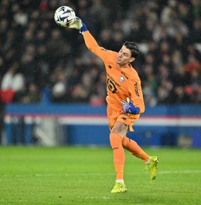 PSG vs Lille: French Ligue 1 PARIS, FRANCE - JANUARY 16: Berke Ozer of Lille in action during the French Ligue 1 (L1) soccer match between Paris Saint-Germain (PSG) and Lille LOSC at Parc des Princes stadium in Paris, France on January 16, 2026. Mustafa Yalcin Anadolu Paris France. Editorial use only. Please get in touch for any other usage.  Copyright: x2026xAnadoluxMustafaxYalcinx