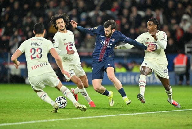 PSG vs Lille: French Ligue 1 PARIS, FRANCE - JANUARY 16: Khvicha Kvaratskhelia (C) of Paris Saint - Germain in action during the French Ligue 1 (L1) soccer match between Paris Saint-Germain (PSG) and Lille LOSC at Parc des Princes stadium in Paris, France on January 16, 2026. Mustafa Yalcin Anadolu Paris France. Editorial use only. Please get in touch for any other usage.  Copyright: x2026xAnadoluxMustafaxYalcinx