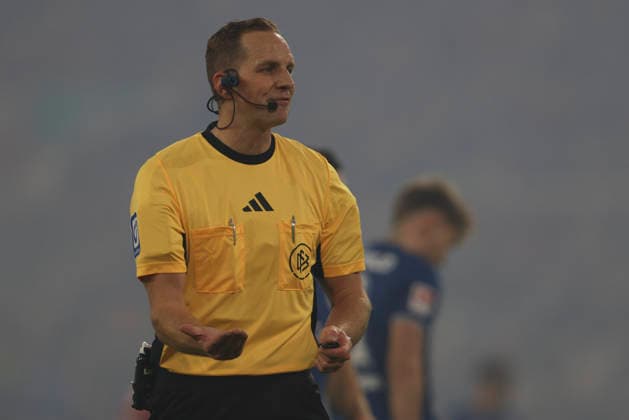 Schiedsrichter Sören Storks gestikuliert, Gestik waehrend des spiels der 2. Bundesliga zwischen Fortuna Düsseldorf und Arminia Bielefeld, Merkur Spiel-Arena am 16. January 2026 in Düsseldorf, Deutschland. (Foto von Oliver Kaelke DeFodi Images) +++ Schiedsrichter Sören Storks gestures during the 2. Bundesliga match between Fortuna Düsseldorf and Arminia Bielefeld at Merkur Spiel-Arena on January 16, 2026 in Düsseldorf, Germany. (Photo by Oliver Kaelke DeFodi Images) (Photo by Oliver Kaelke DeFodi Images) -