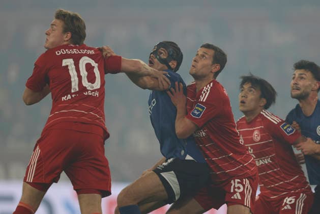 Christian Rasmussen (Fortuna Düsseldorf), Joel Felix (Arminia Bielefeld) und Tim Oberdorf (Fortuna Düsseldorf) im Zweikampf waehrend des spiels der 2. Bundesliga zwischen Fortuna Düsseldorf und Arminia Bielefeld, Merkur Spiel-Arena am 16. January 2026 in Düsseldorf, Deutschland. (Foto von Oliver Kaelke DeFodi Images) +++ Christian Rasmussen (Fortuna Düsseldorf), Joel Felix (Arminia Bielefeld) und Tim Oberdorf (Fortuna Düsseldorf) battle for the ball during the 2. Bundesliga match between Fortuna Düsseldorf and Arminia Bielefeld at Merkur Spiel-Arena on January 16, 2026 in Düsseldorf, Germany. (Photo by Oliver Kaelke DeFodi Images) (Photo by Oliver Kaelke DeFodi Images) -