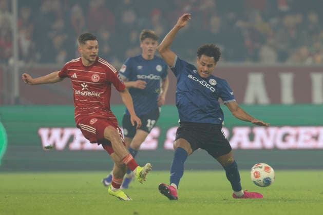 Florent Muslija (Fortuna Düsseldorf) und Monju Momuluh (Arminia Bielefeld) im Zweikampf waehrend des spiels der 2. Bundesliga zwischen Fortuna Düsseldorf und Arminia Bielefeld, Merkur Spiel-Arena am 16. January 2026 in Düsseldorf, Deutschland. (Foto von Oliver Kaelke DeFodi Images) +++ Florent Muslija (Fortuna Düsseldorf) und Monju Momuluh (Arminia Bielefeld) battle for the ball during the 2. Bundesliga match between Fortuna Düsseldorf and Arminia Bielefeld at Merkur Spiel-Arena on January 16, 2026 in Düsseldorf, Germany. (Photo by Oliver Kaelke DeFodi Images) (Photo by Oliver Kaelke DeFodi Images) -