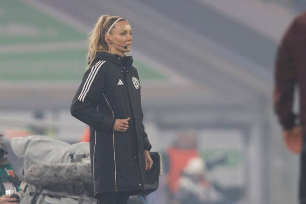 Vierte Offizielle Fabienne Michel schaut waehrend des spiels der 2. Bundesliga zwischen Fortuna Düsseldorf und Arminia Bielefeld, Merkur Spiel-Arena am 16. January 2026 in Düsseldorf, Deutschland. (Foto von Oliver Kaelke DeFodi Images) +++ Vierte Offizielle Fabienne Michel looks on during the 2. Bundesliga match between Fortuna Düsseldorf and Arminia Bielefeld at Merkur Spiel-Arena on January 16, 2026 in Düsseldorf, Germany. (Photo by Oliver Kaelke DeFodi Images) (Photo by Oliver Kaelke DeFodi Images) -