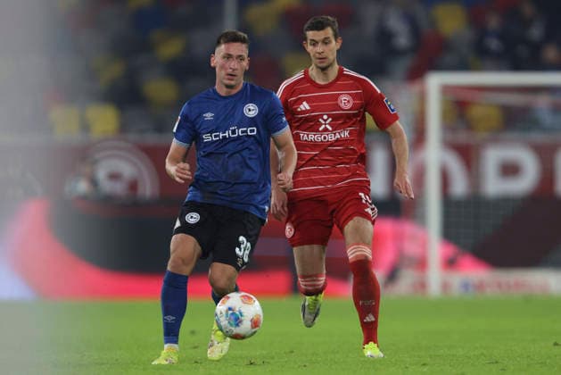Marius Wörl (Arminia Bielefeld) und Tim Oberdorf (Fortuna Düsseldorf) im Zweikampf waehrend des spiels der 2. Bundesliga zwischen Fortuna Düsseldorf und Arminia Bielefeld, Merkur Spiel-Arena am 16. January 2026 in Düsseldorf, Deutschland. (Foto von Oliver Kaelke DeFodi Images) +++ Marius Wörl (Arminia Bielefeld) und Tim Oberdorf (Fortuna Düsseldorf) battle for the ball during the 2. Bundesliga match between Fortuna Düsseldorf and Arminia Bielefeld at Merkur Spiel-Arena on January 16, 2026 in Düsseldorf, Germany. (Photo by Oliver Kaelke DeFodi Images) (Photo by Oliver Kaelke DeFodi Images) -