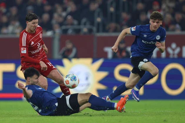 Cedric Itten (Fortuna Düsseldorf) und Maximilian Bauer (Arminia Bielefeld) im Zweikampf waehrend des spiels der 2. Bundesliga zwischen Fortuna Düsseldorf und Arminia Bielefeld, Merkur Spiel-Arena am 16. January 2026 in Düsseldorf, Deutschland. (Foto von Oliver Kaelke DeFodi Images) +++ Cedric Itten (Fortuna Düsseldorf) und Maximilian Bauer (Arminia Bielefeld) battle for the ball during the 2. Bundesliga match between Fortuna Düsseldorf and Arminia Bielefeld at Merkur Spiel-Arena on January 16, 2026 in Düsseldorf, Germany. (Photo by Oliver Kaelke DeFodi Images) (Photo by Oliver Kaelke DeFodi Images) -