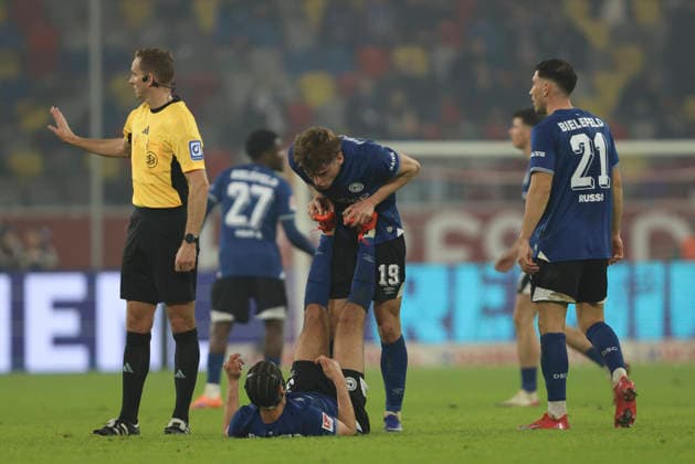 Joel Felix (Arminia Bielefeld) liegt verletzt am Boden, Maximilian Großer (Arminia Bielefeld) hilft waehrend des spiels der 2. Bundesliga zwischen Fortuna Düsseldorf und Arminia Bielefeld, Merkur Spiel-Arena am 16. January 2026 in Düsseldorf, Deutschland. (Foto von Oliver Kaelke DeFodi Images) +++ Joel Felix (Arminia Bielefeld) injured on the ground Maximilian Großer (Arminia Bielefeld) is helping during the 2. Bundesliga match between Fortuna Düsseldorf and Arminia Bielefeld at Merkur Spiel-Arena on January 16, 2026 in Düsseldorf, Germany. (Photo by Oliver Kaelke DeFodi Images) (Photo by Oliver Kaelke DeFodi Images) -