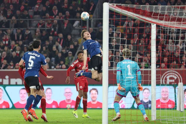 Maximilian Großer (Arminia Bielefeld) und Sima Suso (Fortuna Düsseldorf) im Zweikampf waehrend des spiels der 2. Bundesliga zwischen Fortuna Düsseldorf und Arminia Bielefeld, Merkur Spiel-Arena am 16. January 2026 in Düsseldorf, Deutschland. (Foto von Oliver Kaelke DeFodi Images) +++ Maximilian Großer (Arminia Bielefeld) und Sima Suso (Fortuna Düsseldorf) battle for the ball during the 2. Bundesliga match between Fortuna Düsseldorf and Arminia Bielefeld at Merkur Spiel-Arena on January 16, 2026 in Düsseldorf, Germany. (Photo by Oliver Kaelke DeFodi Images) (Photo by Oliver Kaelke DeFodi Images) -