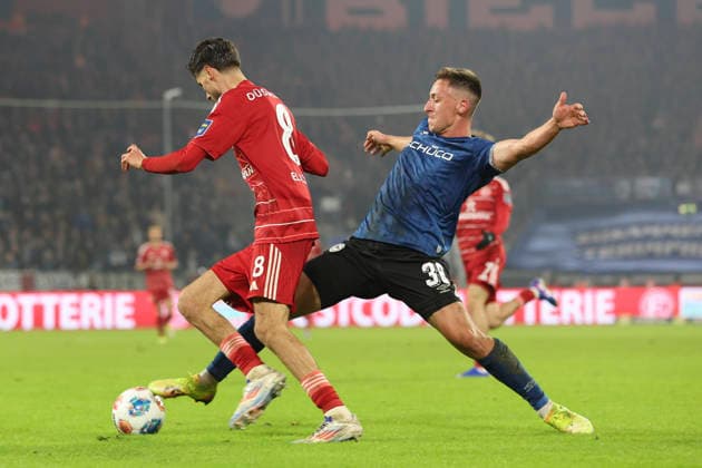 Anouar El Azzouzi (Fortuna Düsseldorf) und Marius Wörl (Arminia Bielefeld) im Zweikampf waehrend des spiels der 2. Bundesliga zwischen Fortuna Düsseldorf und Arminia Bielefeld, Merkur Spiel-Arena am 16. January 2026 in Düsseldorf, Deutschland. (Foto von Oliver Kaelke DeFodi Images) +++ Anouar El Azzouzi (Fortuna Düsseldorf) und Marius Wörl (Arminia Bielefeld) battle for the ball during the 2. Bundesliga match between Fortuna Düsseldorf and Arminia Bielefeld at Merkur Spiel-Arena on January 16, 2026 in Düsseldorf, Germany. (Photo by Oliver Kaelke DeFodi Images) (Photo by Oliver Kaelke DeFodi Images) -