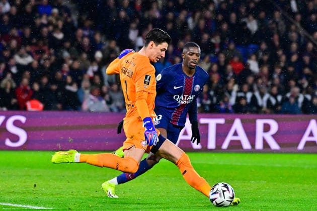 FOOTBALL : PSG vs Lille - Ligue1 - 16 01 2026 Berke Ozer ( 1 - Lille ) and Ousmane DEMBELE ( 10 - PSG ) during the Ligue 1 match between Paris Saint Germain and Lille OSC at Parc Des Princes on January 16 , 2026 in Paris, France. ( Photo by Federico Pestelini PsnewZ ) - ParisFrance  Copyright: xFedericoxPestelinix