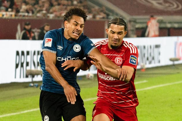 Deutschland: 2. Bundesliga 2025 26 Fortuna Düsseldorf vs. Arminia Bielefeld 18. Spieltag 16.01.2026 Merkur Spiel-Arena (Nordrhein-Westfalen) Monju Momuluh (Arminia Bielefeld, 14) Kenneth Schmidt (Fortuna Düsseldorf, 4)