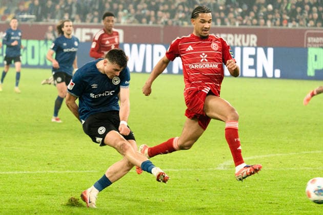 Deutschland: 2. Bundesliga 2025 26 Fortuna Düsseldorf vs. Arminia Bielefeld 18. Spieltag 16.01.2026 Merkur Spiel-Arena (Nordrhein-Westfalen) Semir Telalovic (Arminia Bielefeld, 7) Kenneth Schmidt (Fortuna Düsseldorf, 4)