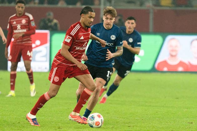 Deutschland: 2. Bundesliga 2025 26 Fortuna Düsseldorf vs. Arminia Bielefeld 18. Spieltag 16.01.2026 Merkur Spiel-Arena (Nordrhein-Westfalen) Kenneth Schmidt (Fortuna Düsseldorf, 4) Joel Grodowski (Arminia Bielefeld, 11)