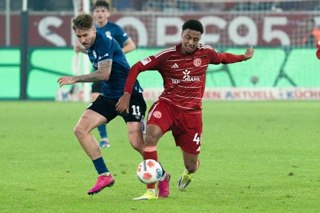 Deutschland: 2. Bundesliga 2025 26 Fortuna Düsseldorf vs. Arminia Bielefeld 18. Spieltag 16.01.2026 Merkur Spiel-Arena (Nordrhein-Westfalen) Sima Suso (Fortuna Düsseldorf, 46) Joel Grodowski (Arminia Bielefeld, 11)
