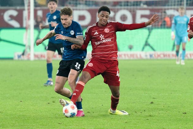 Deutschland: 2. Bundesliga 2025 26 Fortuna Düsseldorf vs. Arminia Bielefeld 18. Spieltag 16.01.2026 Merkur Spiel-Arena (Nordrhein-Westfalen) Sima Suso (Fortuna Düsseldorf, 46) Joel Grodowski (Arminia Bielefeld, 11)