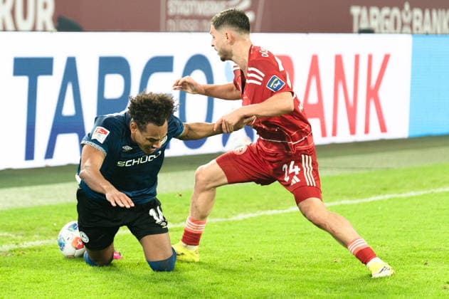 Deutschland: 2. Bundesliga 2025 26 Fortuna Düsseldorf vs. Arminia Bielefeld 18. Spieltag 16.01.2026 Merkur Spiel-Arena (Nordrhein-Westfalen) Monju Momuluh (Arminia Bielefeld, 14) Florent Muslija (Fortuna Düsseldorf, 24)