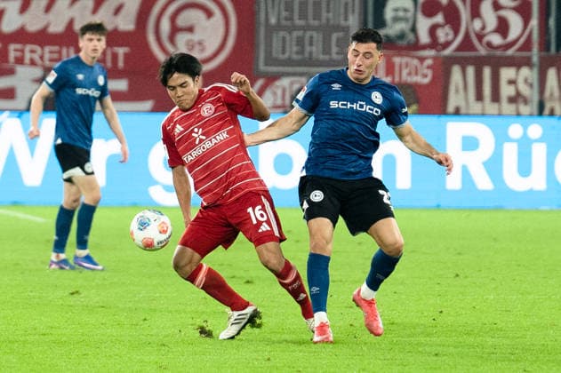 Deutschland: 2. Bundesliga 2025 26 Fortuna Düsseldorf vs. Arminia Bielefeld 18. Spieltag 16.01.2026 Merkur Spiel-Arena (Nordrhein-Westfalen) Stefano Russo (Arminia Bielefeld, 21) Satoshi Tanaka (Fortuna Düsseldorf, 16)