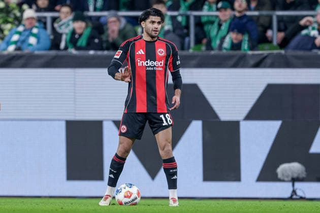 Mahmoud Dahoud (Mo, Eintracht Frankfurt, 18) am Ball, Freisteller, Einzelbild, Ganzkörper, Aktion, Action, Spielszene, DIE DFL-RICHTLINIEN UNTERSAGEN JEGLICHE NUTZUNG VON FOTOS ALS SEQUENZBILDER UND ODER VIDEOA?HNLICHE FOTOSTRECKEN. DFL REGULATIONS PROHIBIT ANY USE OF PHOTOGRAPHS AS IMAGE SEQUENCES AND OR QUASI-VIDEO., 16.01.2026, Bremen (Deutschland), Fussball, Bundesliga, SV Werder Bremen - Eintracht Frankfurt *** Mahmoud Dahoud Mo, Eintracht Frankfurt, 18 on the ball, cropped, single image, full body, action, action, match scene, THE DFL GUIDELINES PROHIBIT ANY USE OF PHOTOGRAPHS AS IMAGE SEQUENCES AND OR QUASI VIDEO DFL REGULATIONS PROHIBIT ANY USE OF PHOTOGRAPHS AS IMAGE SEQUENCES AND OR QUASI VIDEO , 16 01 2026, Bremen Germany , Football, Bundesliga, SV Werder Bremen Eintracht Frankfurt xobx