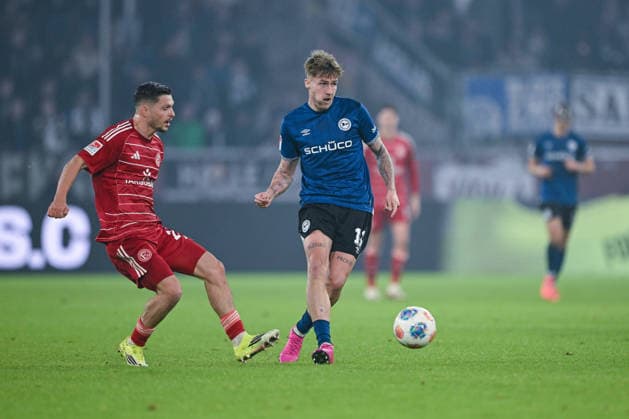 16.01.2026, Fussball, 2. Bundesliga, 18. Spieltag Saison 2025 2026, Fortuna Düsseldorf - DSC Arminia Bielefeld, Florent Muslija (Fortuna Düsseldorf), Joel Grodowski (DSC Arminia Bielefeld) xRHR-FOTO TKx
