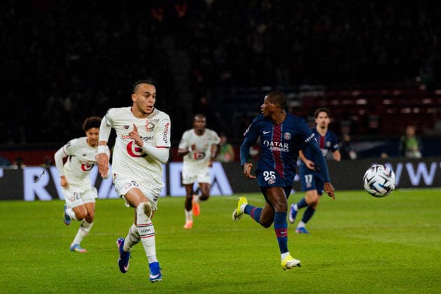 Ethan Mbappe of LOSC and Nuno Mendes of Paris Saint-Germain during the Ligue 1 McDonald s match between Paris Saint-Germain and LOSC Lille at Parc des Princes Copyright: xPaulinexFiguetx xSPPx Sportspressphoto_SPR82170