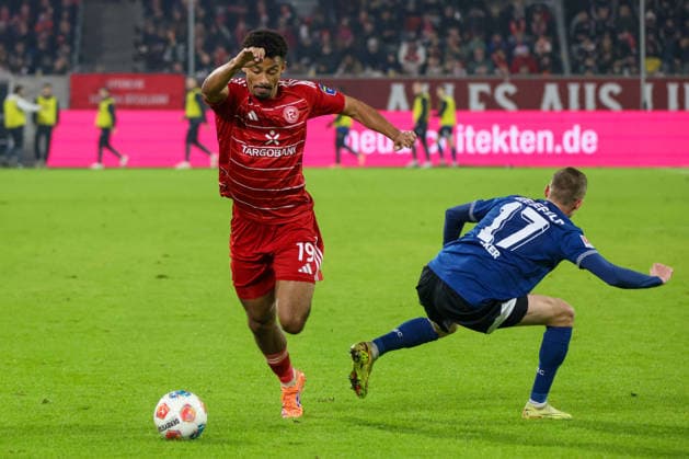 Düsseldorf, Deutschland 16. Januar 2026: 2. BL - 2025 2026 - Fortuna Düsseldorf vs. DSC Arminia Bielefeld Im Bild: v.li. im Zweikampf Emmanuel Iyoha (Fortuna Düsseldorf) und Arne Sicker (DSC) DFL regulations prohibit any use of photographs as image sequences and or quasi-video. Merkur Spiel-Arena Nordrhein Westfalen