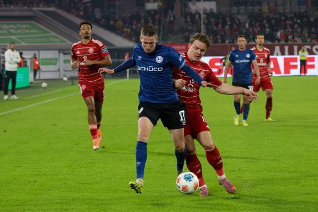 Düsseldorf, Deutschland 16. Januar 2026: 2. BL - 2025 2026 - Fortuna Düsseldorf vs. DSC Arminia Bielefeld Im Bild: v.li. im Zweikampf Arne Sicker (DSC) und Christian Rasmussen (F95) DFL regulations prohibit any use of photographs as image sequences and or quasi-video. Merkur Spiel-Arena Nordrhein Westfalen
