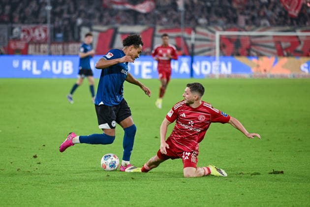 16.01.2026, Fussball, 2. Bundesliga, 18. Spieltag Saison 2025 2026, Fortuna Düsseldorf - DSC Arminia Bielefeld, Monju Momuluh (DSC Arminia Bielefeld), Florent Muslija (Fortuna Düsseldorf) xRHR-FOTO TKx