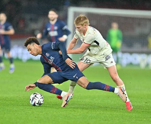 PSG vs Lille: French Ligue 1 PARIS, FRANCE - JANUARY 16: Desire Doue (L) of Paris Saint - Germain in action against Hakon Haraldsson (R) of Lille during the French Ligue 1 (L1) soccer match between Paris Saint-Germain (PSG) and Lille LOSC at Parc des Princes stadium in Paris, France on January 16, 2026. Mustafa Yalcin Anadolu Paris France. Editorial use only. Please get in touch for any other usage.  Copyright: x2026xAnadoluxMustafaxYalcinx