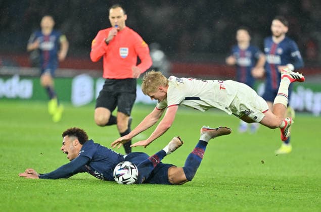 PSG vs Lille: French Ligue 1 PARIS, FRANCE - JANUARY 16: Desire Doue (L) of Paris Saint - Germain in action against Hakon Haraldsson (R) of Lille during the French Ligue 1 (L1) soccer match between Paris Saint-Germain (PSG) and Lille LOSC at Parc des Princes stadium in Paris, France on January 16, 2026. Mustafa Yalcin Anadolu Paris France. Editorial use only. Please get in touch for any other usage.  Copyright: x2026xAnadoluxMustafaxYalcinx