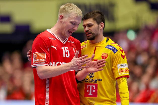 16.01.2026, Handball, Men s EHF EURO 2026, Dänemark - Nordmazedonien, Jyske Bank Boxen in Herning, Dänemark, Preliminary Round: Magnus Saugstrup Jensen (Denmark 15) neben Martin Serafimov (North Macedonia 77) Dänemark
