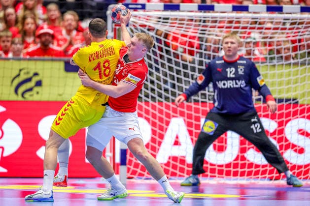 16.01.2026, Handball, Men s EHF EURO 2026, Dänemark - Nordmazedonien, Jyske Bank Boxen in Herning, Dänemark, Preliminary Round: Filip Kuzmanovski (North Macedonia 18) wird von Emil Siersbaek Bergholt (Denmark 33) am Kreis festgemacht Dänemark