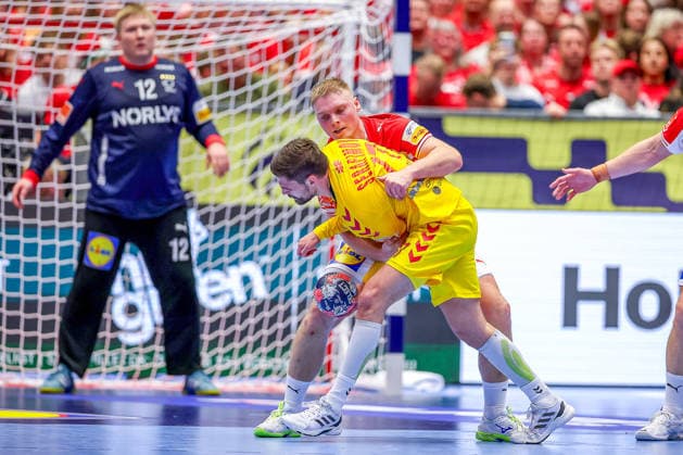 16.01.2026, Handball, Men s EHF EURO 2026, Dänemark - Nordmazedonien, Jyske Bank Boxen in Herning, Dänemark, Preliminary Round: Martin Serafimov (North Macedonia 77) wird von Emil Siersbaek Bergholt (Denmark 33) am Kreis festgemacht Dänemark