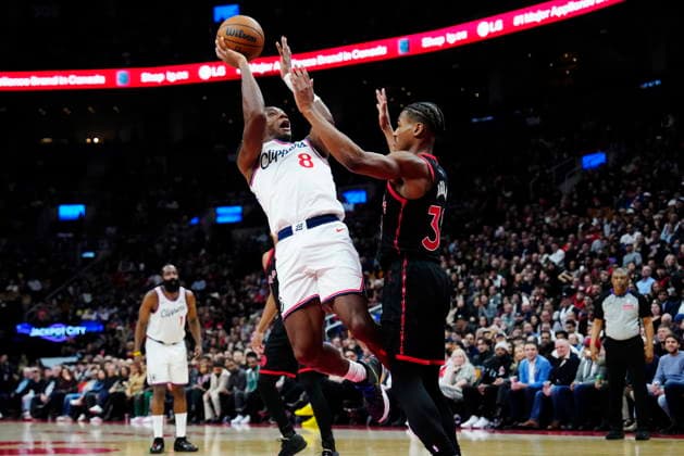 January 16, 2026, Toronto, On, Canada: Los Angeles Clippers Kris Dunn (8) shoots over Toronto Raptors Ochai Agbaji (30) during first half NBA, Basketball Herren, USA basketball action in Toronto on Friday, Jan. 16, 2026. Canada News - January 16, 2026  - ZUMAc35_ 20260116_zaf_c35_086 Copyright: xFrankxGunnx