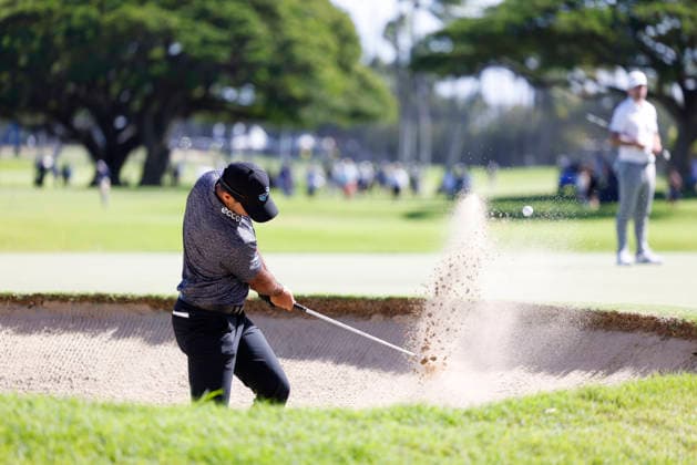 January 16, 2026, Honolulu, Hawaii, USA: AARON RAI makes a chip shot from the bunker at the 3rd green during Round 2 of the 2026 Sony Open in Honolulu, Hawaii on January 16, 2026. Honolulu USA - ZUMAm310 20260116_zsp_m310_084 Copyright: xElliotxMilesx