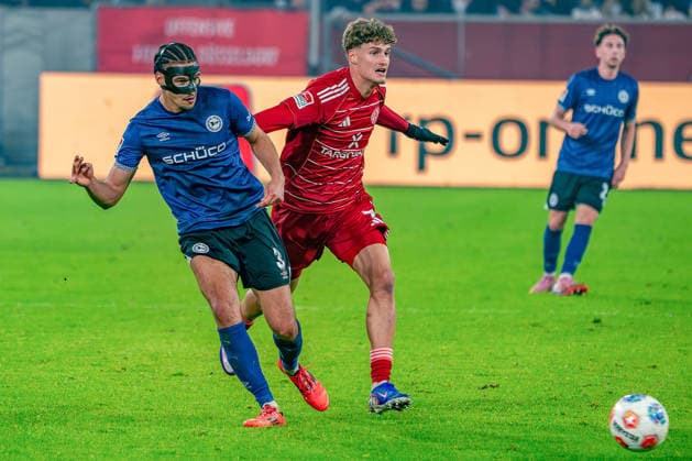 16.01.2026, xkkux, Fußball, Fortuna Düsseldorf - Arminia Bielefeld, 2. Fußball Bundesliga, Merkur Spiel-Arena, Saison 2025 2026: Joel Felix (Arminia Bielefeld 03) im Zweikampf gegen Luca Raimund (Fortuna Düsseldorf 07) DFB regulations prohibit any use of photographs as image sequences and or quasi-video. Nordrhein-Westfalen Deutschland