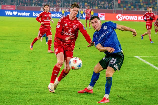 16.01.2026, xkkux, Fußball, Fortuna Düsseldorf - Arminia Bielefeld, 2. Fußball Bundesliga, Merkur Spiel-Arena, Saison 2025 2026: Cedric Itten (Fortuna Düsseldorf 13) im Zweikampf gegen Stefano Russo (Arminia Bielefeld 21) DFB regulations prohibit any use of photographs as image sequences and or quasi-video. Nordrhein-Westfalen Deutschland