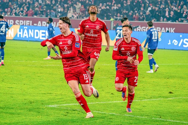 16.01.2026, xkkux, Fußball, Fortuna Düsseldorf - Arminia Bielefeld, 2. Fußball Bundesliga, Merkur Spiel-Arena, Saison 2025 2026: Torjubel nach dem Tor zum 1:0 durch Torschütze Cedric Itten (Fortuna Düsseldorf 13) zusammen mit Elias Aboulguie Egouli (Fortuna Düsseldorf 44) Shinta Appelkamp (Fortuna Düsseldorf 23) DFB regulations prohibit any use of photographs as image sequences and or quasi-video. Nordrhein-Westfalen Deutschland