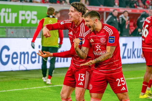 16.01.2026, xkkux, Fußball, Fortuna Düsseldorf - Arminia Bielefeld, 2. Fußball Bundesliga, Merkur Spiel-Arena, Saison 2025 2026: Torjubel nach dem Tor zum 1:0 durch Torschütze Cedric Itten (Fortuna Düsseldorf 13) zusammen mit Matthias Zimmermann (Fortuna Düsseldorf 25) DFB regulations prohibit any use of photographs as image sequences and or quasi-video. Nordrhein-Westfalen Deutschland