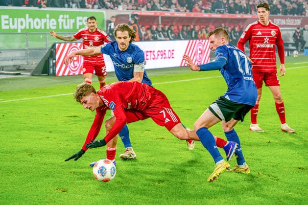 16.01.2026, xkkux, Fußball, Fortuna Düsseldorf - Arminia Bielefeld, 2. Fußball Bundesliga, Merkur Spiel-Arena, Saison 2025 2026: Luca Raimund (Fortuna Düsseldorf 07) im Zweikampf gegen Mael Corboz (Arminia Bielefeld 06) Arne Sicker (Arminia Bielefeld 17) DFB regulations prohibit any use of photographs as image sequences and or quasi-video. Nordrhein-Westfalen Deutschland