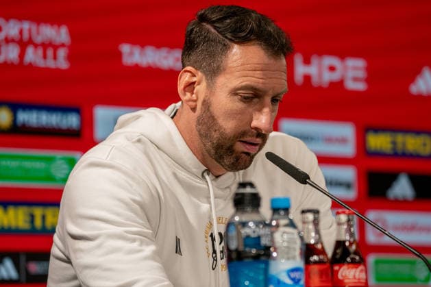 16.01.2026, xkkux, Fußball, Fortuna Düsseldorf - Arminia Bielefeld, 2. Fußball Bundesliga, Merkur Spiel-Arena, Saison 2025 2026: Cheftrainer Mitch Kniat(Arminia Bielefeld hc) bei der Pressekonferenz nach dem SPiel enttäuscht Enttäuschung DFB regulations prohibit any use of photographs as image sequences and or quasi-video. Nordrhein-Westfalen Deutschland
