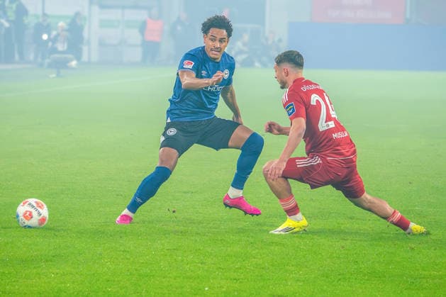 16.01.2026, xkkux, Fußball, Fortuna Düsseldorf - Arminia Bielefeld, 2. Fußball Bundesliga, Merkur Spiel-Arena, Saison 2025 2026: Monju Momuluh (Arminia Bielefeld 14) im Zweikampf gegen Florent Muslija (Fortuna Düsseldorf 24) DFB regulations prohibit any use of photographs as image sequences and or quasi-video. Nordrhein-Westfalen Deutschland