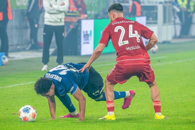 16.01.2026, xkkux, Fußball, Fortuna Düsseldorf - Arminia Bielefeld, 2. Fußball Bundesliga, Merkur Spiel-Arena, Saison 2025 2026: Monju Momuluh (Arminia Bielefeld 14) im Zweikampf gegen Florent Muslija (Fortuna Düsseldorf 24) DFB regulations prohibit any use of photographs as image sequences and or quasi-video. Nordrhein-Westfalen Deutschland