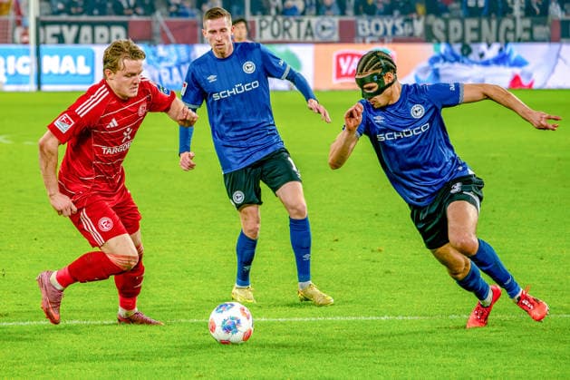 16.01.2026, xkkux, Fußball, Fortuna Düsseldorf - Arminia Bielefeld, 2. Fußball Bundesliga, Merkur Spiel-Arena, Saison 2025 2026: Christian Rasmussen (Fortuna Düsseldorf 10) im Zweikampf gegen Arne Sicker (Arminia Bielefeld 17) und Joel Felix (Arminia Bielefeld 03) DFB regulations prohibit any use of photographs as image sequences and or quasi-video. Nordrhein-Westfalen Deutschland