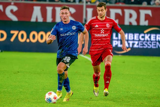 16.01.2026, xkkux, Fußball, Fortuna Düsseldorf - Arminia Bielefeld, 2. Fußball Bundesliga, Merkur Spiel-Arena, Saison 2025 2026: Marius Wörl (Arminia Bielefeld 38) im Zweikampf gegen Tim Oberdorf (Fortuna Düsseldorf 15) DFB regulations prohibit any use of photographs as image sequences and or quasi-video. Nordrhein-Westfalen Deutschland