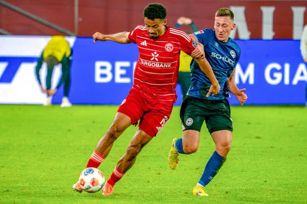 16.01.2026, xkkux, Fußball, Fortuna Düsseldorf - Arminia Bielefeld, 2. Fußball Bundesliga, Merkur Spiel-Arena, Saison 2025 2026: Emmanuel Iyoha (Fortuna Düsseldorf 19) im Zweikampf gegen Marius Wörl (Arminia Bielefeld 38) DFB regulations prohibit any use of photographs as image sequences and or quasi-video. Nordrhein-Westfalen Deutschland