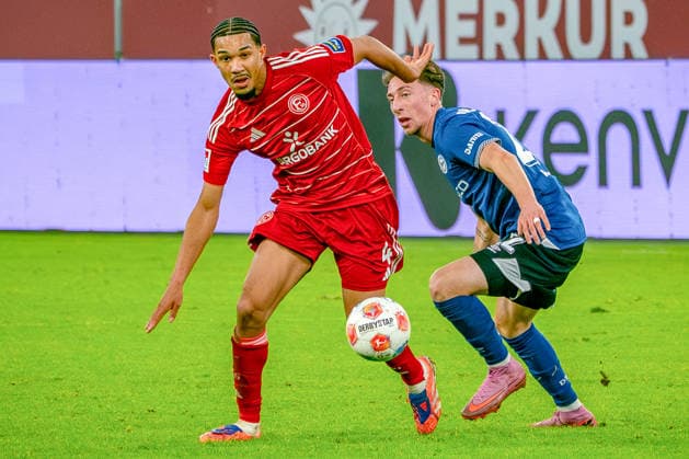 16.01.2026, xkkux, Fußball, Fortuna Düsseldorf - Arminia Bielefeld, 2. Fußball Bundesliga, Merkur Spiel-Arena, Saison 2025 2026: Kenneth Schmidt (Fortuna Düsseldorf 04) im Zweikampf gegen Felix Hagmann (Arminia Bielefeld 02) DFB regulations prohibit any use of photographs as image sequences and or quasi-video. Nordrhein-Westfalen Deutschland