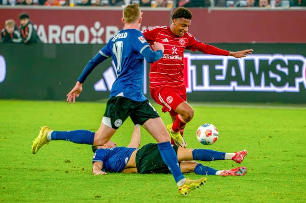 16.01.2026, xkkux, Fußball, Fortuna Düsseldorf - Arminia Bielefeld, 2. Fußball Bundesliga, Merkur Spiel-Arena, Saison 2025 2026: Sima Suso (Fortuna Düsseldorf 46)) im Zweikampf gegen Stefano Russo (Arminia Bielefeld 21) Arne Sicker (Arminia Bielefeld 17) DFB regulations prohibit any use of photographs as image sequences and or quasi-video. Nordrhein-Westfalen Deutschland