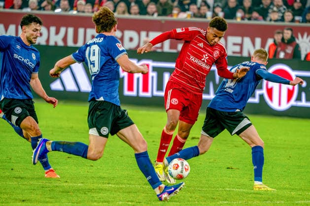 16.01.2026, xkkux, Fußball, Fortuna Düsseldorf - Arminia Bielefeld, 2. Fußball Bundesliga, Merkur Spiel-Arena, Saison 2025 2026: Sima Suso (Fortuna Düsseldorf 46) im Zweikampf gegen Maximilian Großer (Arminia Bielefeld 19) Maximilian Bauer (Arminia Bielefeld 05) Arne Sicker (Arminia Bielefeld 17) DFB regulations prohibit any use of photographs as image sequences and or quasi-video. Nordrhein-Westfalen Deutschland