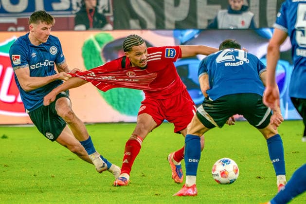 16.01.2026, xkkux, Fußball, Fortuna Düsseldorf - Arminia Bielefeld, 2. Fußball Bundesliga, Merkur Spiel-Arena, Saison 2025 2026: Semir Telalovic (Arminia Bielefeld 07) reisst Kenneth Schmidt (Fortuna Düsseldorf 04) heftik am Trikot im Zweikampf gegen Stefano Russo (Arminia Bielefeld 21) DFB regulations prohibit any use of photographs as image sequences and or quasi-video. Nordrhein-Westfalen Deutschland