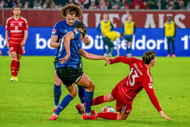 16.01.2026, xkkux, Fußball, Fortuna Düsseldorf - Arminia Bielefeld, 2. Fußball Bundesliga, Merkur Spiel-Arena, Saison 2025 2026: Joel Felix (Arminia Bielefeld 03) Mael Corboz (Arminia Bielefeld 06) im Zweikampf gegen Cedric Itten (Fortuna Düsseldorf 13) DFB regulations prohibit any use of photographs as image sequences and or quasi-video. Nordrhein-Westfalen Deutschland