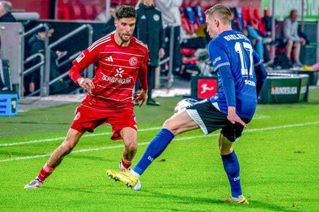 16.01.2026, xkkux, Fußball, Fortuna Düsseldorf - Arminia Bielefeld, 2. Fußball Bundesliga, Merkur Spiel-Arena, Saison 2025 2026: Anouar El Azzouzi (Fortuna Düsseldorf 08) im Zweikampf gegen Arne Sicker (Arminia Bielefeld 17) DFB regulations prohibit any use of photographs as image sequences and or quasi-video. Nordrhein-Westfalen Deutschland