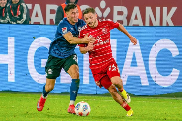 16.01.2026, xkkux, Fußball, Fortuna Düsseldorf - Arminia Bielefeld, 2. Fußball Bundesliga, Merkur Spiel-Arena, Saison 2025 2026: Stefano Russo (Arminia Bielefeld 21) im Zweikampf gegen Florent Muslija (Fortuna Düsseldorf 24) DFB regulations prohibit any use of photographs as image sequences and or quasi-video. Nordrhein-Westfalen Deutschland